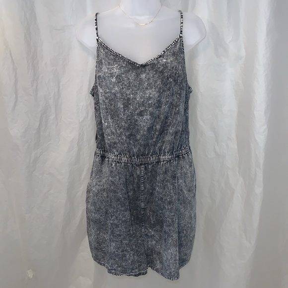 1x Plus Size Gray Acid Wash Romper Forever 21 + Plus - Picture 1 of 13
